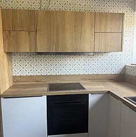 Modell „ArtWood“ in Eiche Ventura mit griffloser Quarzgrau-Optik
