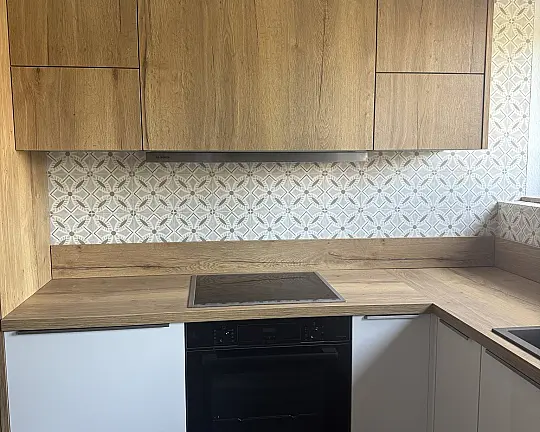 Modell „ArtWood“ in Eiche Ventura mit griffloser Quarzgrau-Optik - Zeitlose Designküche