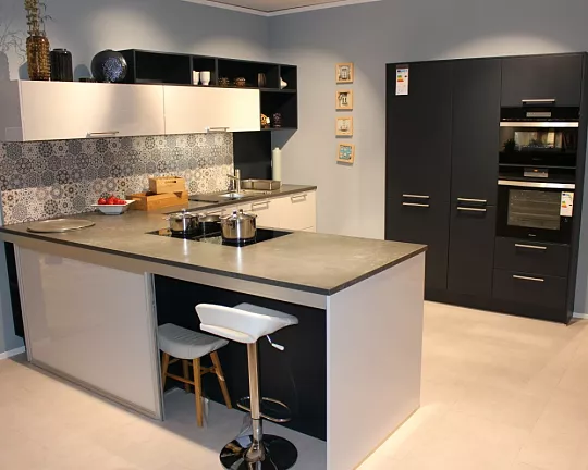 Häcker Systemat Küche mit besonderer Sitznische - AV 4030 Satin + AV 6000 Samtblau