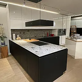 moderne, deckenhohe Küche in weiß Hochglanz