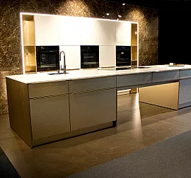 Moderne allmilmö Küche mit Schränken in Gold und Weiß mit hochwertigen Miele Geräten