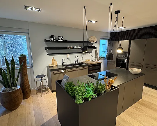 Designküche aus der Ausstellung - SC45 umbra samtmatt und schwarz matt