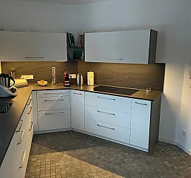 Küche in Weiß und Grau mit edler Quarzarbeitsplatte