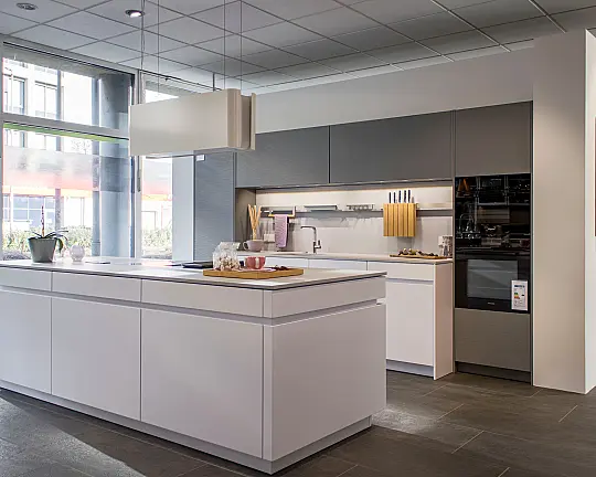 Architektonische Klarheit in Arktisweiß und Alpingrau - Avance Classic-FS / Esprit: