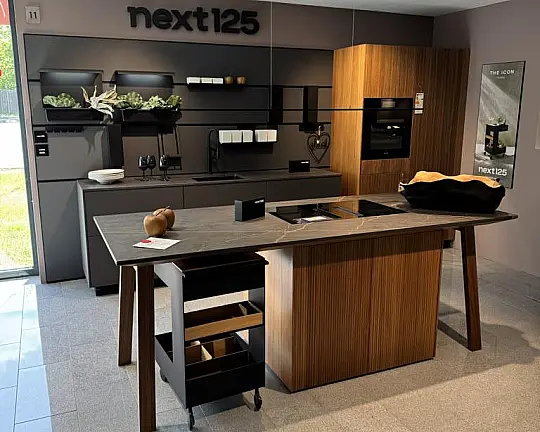 Designküche mit Miele-Geräten und hochwertiger Steinarbeitsplatte - NX510