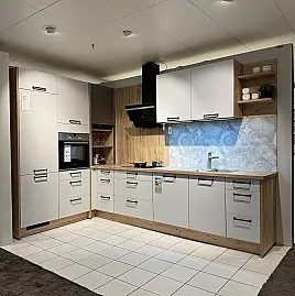 Moderne Küche mit Holzdetails