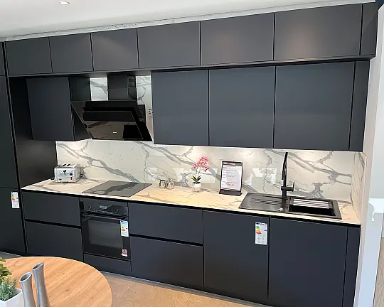 Hochwertige Nobilia Grifflosküche - Easytouch  Grafitschwarz ultramatt