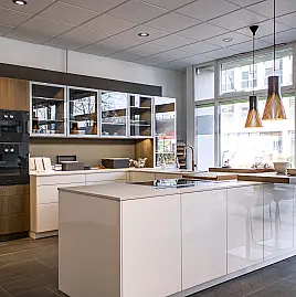 Tiefenglanz in Magnolie – Grifflose Eleganz mit warmem Eschenholz