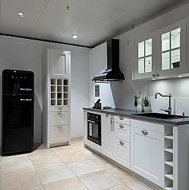 Moderne weiße Landhausküche