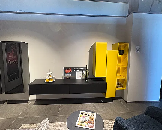 Sienna, Curry samtmatt / Lava schwarz - Wohnwand zum einmaligen Kanllerpreis für Selbstabholer