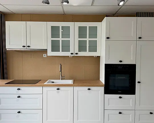 *Gemütliche Nolte-Landhausküche mit hochwertigen Einbaugeräten* - Front: Windsor-Lack