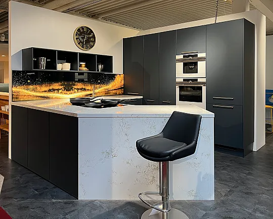 Design- Einbauküche mit Quarzstein-Arbeitsplatte, G-Form - 945 Nizza