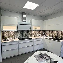 Moderne Nobilia Ausstellungsküche mit Tisch und Stühlen komplett wie Ausgestellt