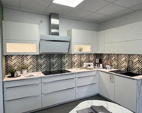 Moderne Nobilia Ausstellungsküche mit Tisch - Softline: Lack, Weiß Perfect matt kombiniert mit Marmor Venato Bianco Arbeitsplatte