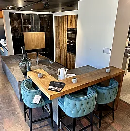 Moderne Küche mit "schwebender" Insel