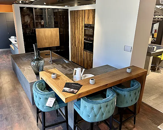 Moderne Küche mit "schwebender" Insel - Targa