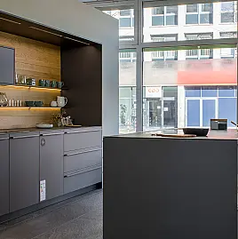 Carbongrau, Naturstein und Alpineiche – Urbane Eleganz mit markanter Materialität