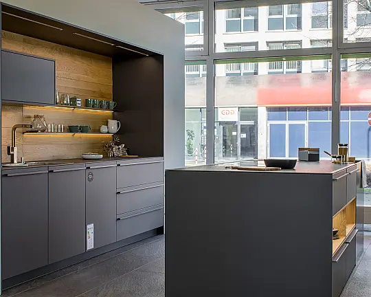 Carbongrau, Naturstein und Alpineiche – Urbane Eleganz mit markanter Materialität - Tocco / Valais: