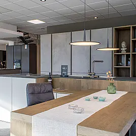 Mattglas, Beton und Alteiche – Puristische Architektur für den Wohnraum