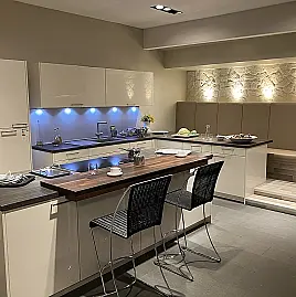 SieMatic SE 5005 L | Magnolienweiß Hochglanz | L-Küche mit Kochinsel & Sitzgelegenheit | Miele ArtLine-Vollausstattung