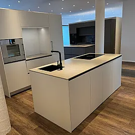 Schlichte Küche mit bester Ausstattung und schönen Details. Quarzstein | Mattlack | Gaggenau | Bora | Liebherr | Dornbracht