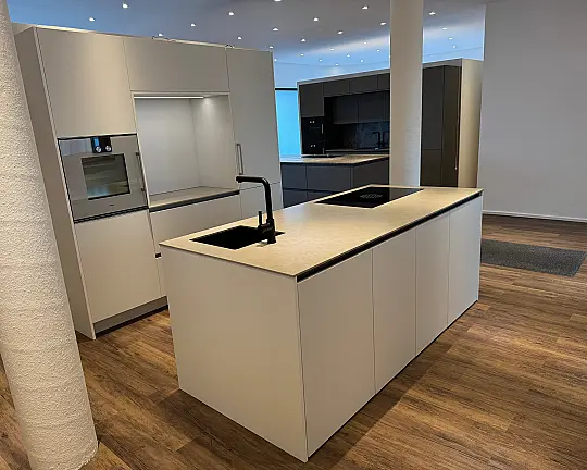 Schlichte Küche mit bester Ausstattung und schönen Details. Quarzstein | Mattlack | Gaggenau | Bora | Liebherr | Dornbracht - Poblowhite