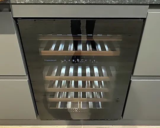 2-Zonen-Weinklimaschrank neuester Generation. NEU SIND: Elegantes Grifflos-Design, drehzahlvariabler Kompressor für temperaturstabileren & geräuschreduzierten Dauerbetrieb, extrem leise Lüfter, 5 von 6 Holzablagen mit Teleskop, angeschrägtes Bedientablar. - FWKU 1871.0X