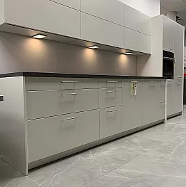 Moderne weiße Küche in matt lackiert
