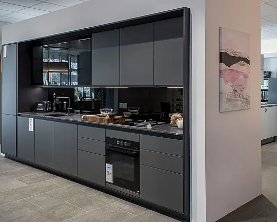 Graphitgrau und Naturstein – Klare Linien im architektonischen Rahmen - SLC: