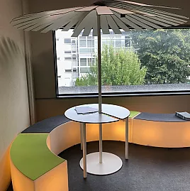 Sonnenschirm mit Tisch