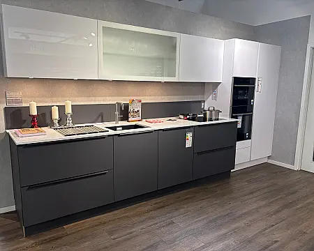 Häcker Häcker Systemat AV 2135 Graphit UV Mattlack und Polarweiß UV Hochglanz · Moderne Häcker Systemat Musterküche – Design trifft Funktionalität