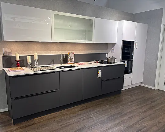 Moderne Häcker Systemat Musterküche – Design trifft Funktionalität - Häcker Systemat AV 2135 Graphit UV Mattlack und Polarweiß UV Hochglanz