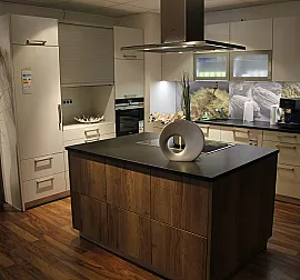 Küche mit Steinplatte, Kochinsel und hochwertigen Geräten