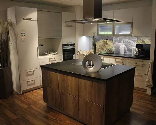 Küche mit Steinplatte, Kochinsel und hochwertigen Geräten - Nova in Kristallgrau