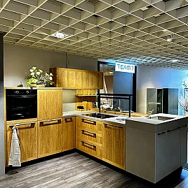 - Moderne Massivholzküche in Eiche und Keramik