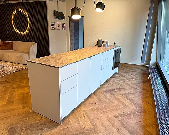 Küchenzeile in Beige mit wertvollen Eiche-Massivholzauszügen - S187 | Die Manufaktur