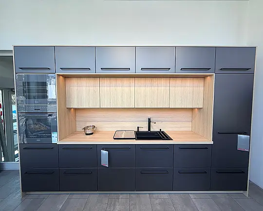 Hochwertige & moderne Küche in Karbonmetallic mit Insel in Piemont Eiche - Modell Smart Glas