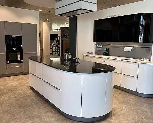 Arcaden weiß Hochglanz abgesetzt mit schwarzem Dekton - Häcker Weiß Hochglanz abgesetzt mit schwarz Hochglanz