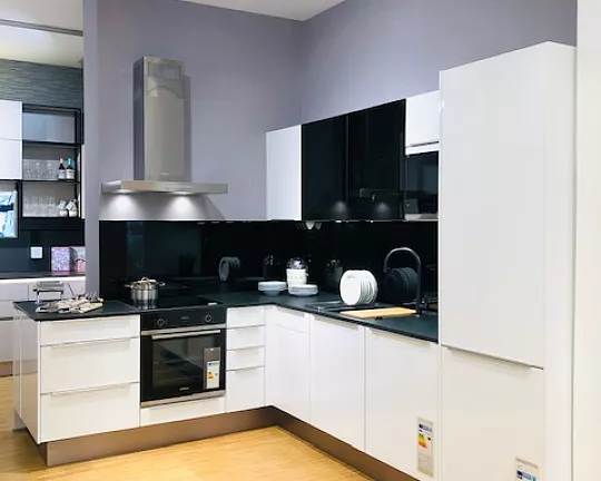 schlichte & bodenständige Impuls-Küche in hochglanz-weiß lackiert - IP 6500