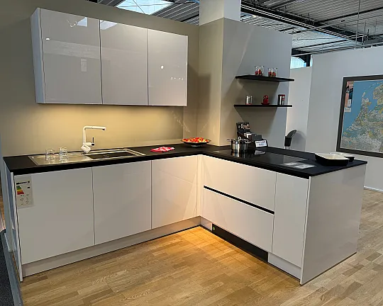 Weißer Hochglanz trifft schwarze Matt-Architektur - AV2030 GL Polarweis Hochglanz und AV2035 Schwarz Mattlack