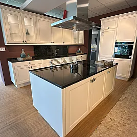 Landhausküche mit Arbeitsplatten aus Naturstein