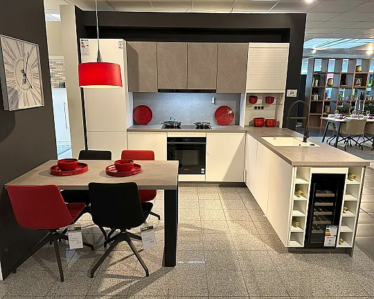 Grifflose Küche mit Weinkühlschrank und Essplatz - deutsche Markenküche / hochwertige Front in Glasoptik, Alpinweiß matt /