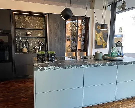 Poggenpohl +SEGMENTO - DSH / LNM Dekor Eiche Lava schwarz kombiniert mit NCS