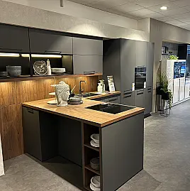 Ausstellungsküche 102, Graphit matt mit Sitzplatz und Sideboard