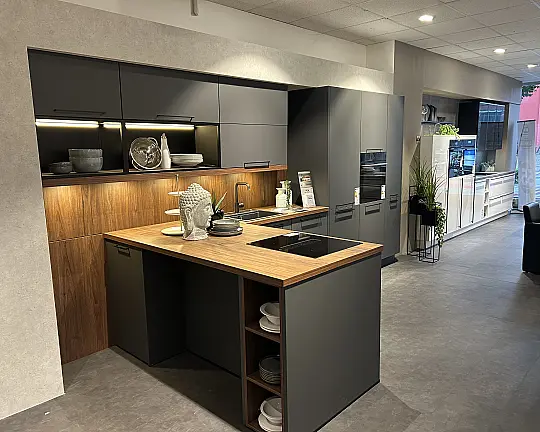 Ausstellungsküche 102, Graphit matt mit Sitzplatz und Sideboard - Perfect Soft graphit UV Mattlack