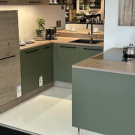 Ausstellungsküche 126, in Olive und Steineiche, U-Form mit Sitzplatz