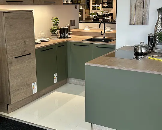 Ausstellungsküche 126, in Olive und Steineiche, U-Form mit Sitzplatz - Manhattan Uni in Olive/ Timber in Steineiche