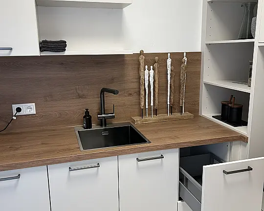 Schöner Hauswirtschaftsraum - Nova muschelweiß und Eiche Cognacbraun