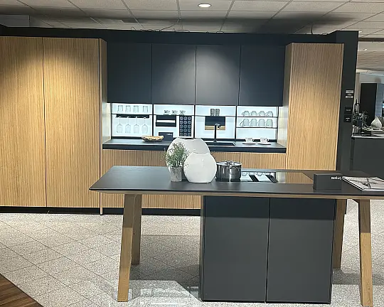Austellungküche 186, Design-Küche mit Funier und Glasfronten, Ceramic Arbeitsplatte - NX670 Eiche elegant Bianco hell/ NX912 Glas matt Lavaschwarz