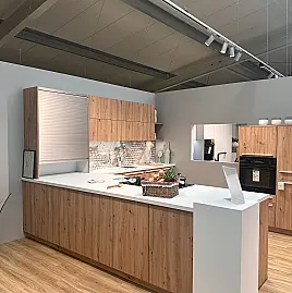 Natürliche Eleganz: Große, helle Küche in Holzoptik